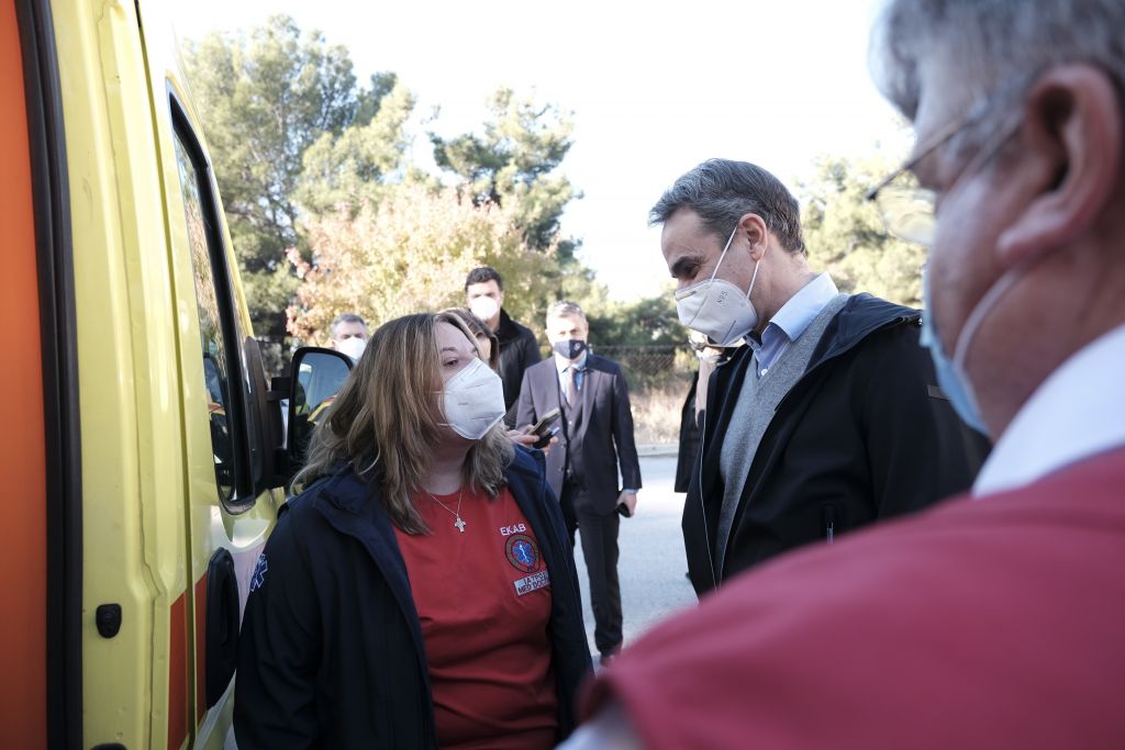 Μητσοτάκης : «Χριστούγεννα με την οικογένειά μας ή έστω ακόμα μια συγγενική»