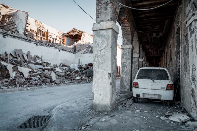 Σεισμός – Σάμος : Θρήνος στο τελευταίο αντίο της 15χρονης Κλαίρης – Στα λευκά ντυμένοι οι συμμαθητές της
