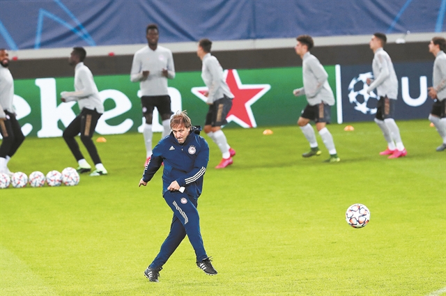 Οι παρόντες γράφουν την Ιστορία