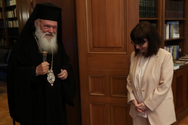 Ιερώνυμος : Με τον Αρχιεπίσκοπο συνομίλησε η Σακελλαροπούλου – Του ευχήθηκε ταχεία ανάρρωση