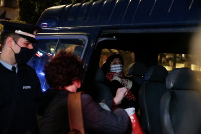 Διαμαρτυρία κατά της βίας εναντίον των γυναικών : Σε συλλήψεις μετατράπηκαν οι προσαγωγές | tanea.gr