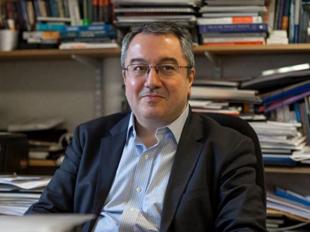 Ο Ηλίας Μόσιαλος συγκρίνει τα τρία εμβόλια