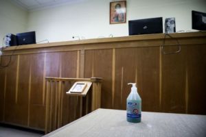 Ενωση Δικαστών: «Όχι» στην τοποθέτηση πυλών αυτόματης απολύμανσης Covid-19 στα δικαστήρια  