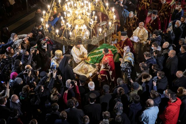 Κοροναϊός : Μεγάλος συνωστισμός στο λαϊκό προσκύνημα του Πατριάρχη Ειρηναίου