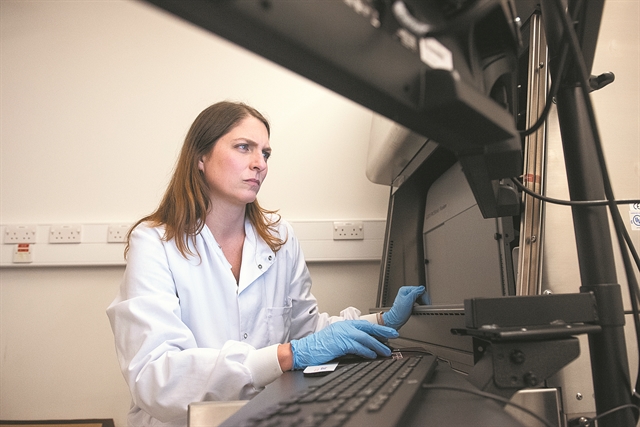 Επικεφαλής των ερευνών στην Οξφόρδη : «Δεν ξέρω αν θα επιστρέψουμε ποτέ στη ζωή όπως τη γνωρίζαμε»