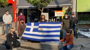 Πολυτεχνείο : Η Μάγδα Φύσσα με την αιματοβαμμένη σημαία στο σημείο που δολοφονήθηκε ο Παύλος