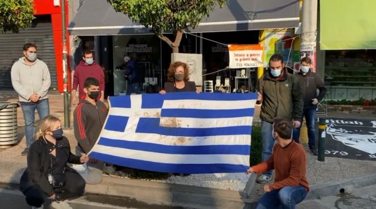 Πολυτεχνείο : Η Μάγδα Φύσσα με την αιματοβαμμένη σημαία στο σημείο που δολοφονήθηκε ο Παύλος | tanea.gr