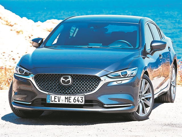 Στην κορυφή τρεις Ιάπωνες