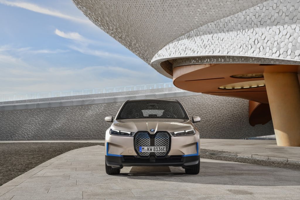 Η νέα πολυτελής πρόταση ηλεκτρικών SAV από την BMW μπαίνει στην πρίζα
