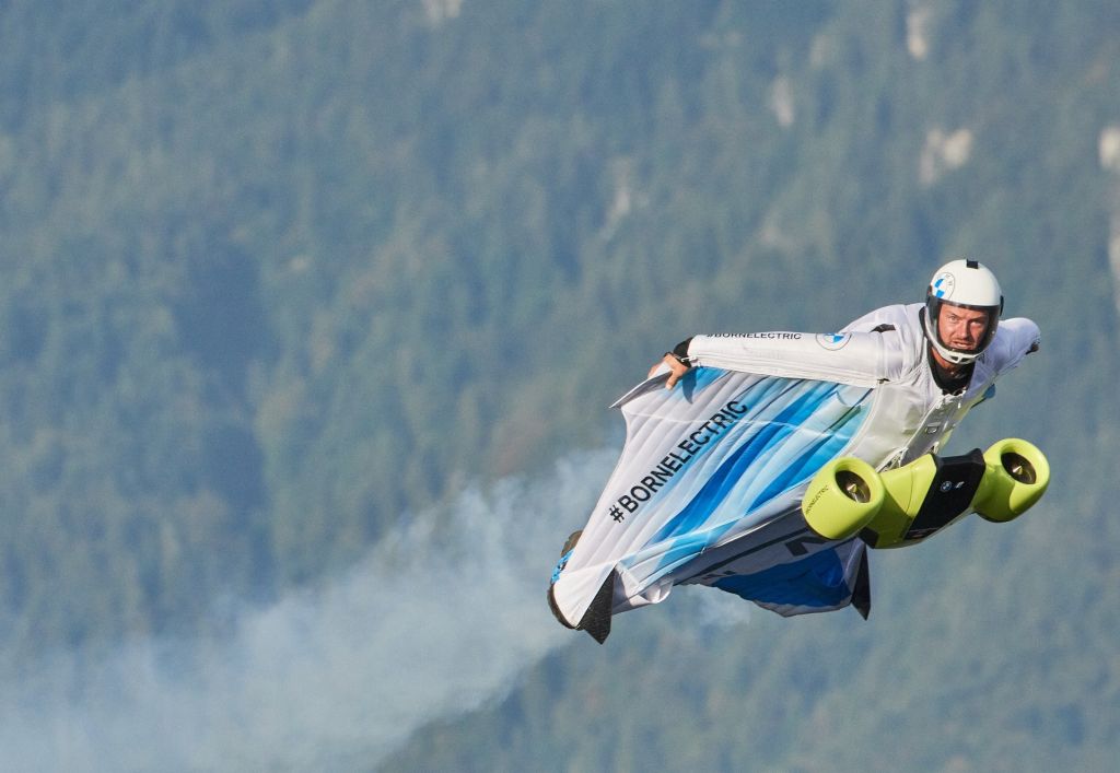Η BMW βάζει …φτερά σε όσους αγαπούν το wingsuit