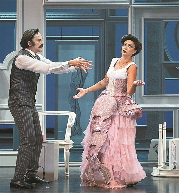 «Κάποιες φορές στη φάρσα πέφτεις σε τοίχους»