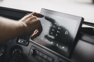 Οθόνες αφής στο αυτοκίνητο: Πόσο αποσπούν την προσοχή των οδηγών, τι συστήνουν οι αυτοκινητοβιομηχανίες