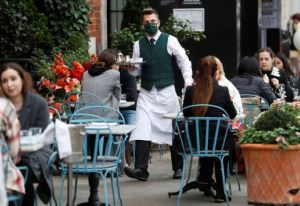 Σκαρφαλώνει ο αριθμός νεκρών και κρουσμάτων στη Βρετανία