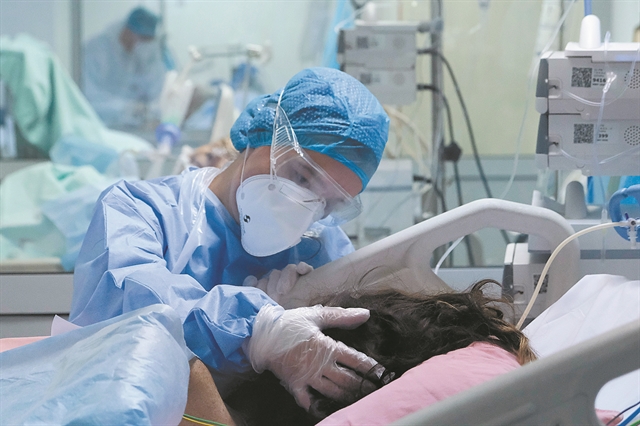 Από τα έδρανα της Βουλής, εθελοντές στη μάχη του ΕΣΥ