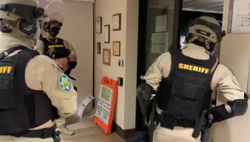 Εκλογές ΗΠΑ : Αντιδράσεις οπλισμένων(;) οπαδών του Τραμπ στην Αριζόνα – Ζητούν να σταματήσει η καταμέτρηση των ψήφων