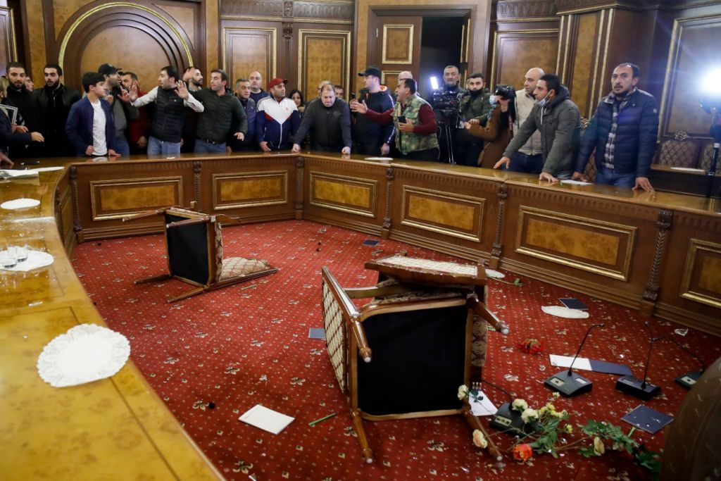 Η Τουρκία βάζει πόδι στον Καύκασο – Κατέλαβαν το Κοινοβούλιο στην Αρμενία