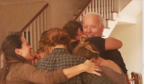 Εκλογές ΗΠΑ : Η συγκινητική φωτογραφία του Μπάιντεν με τα εγγόνια του