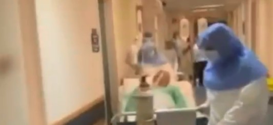 Κοροναϊός : H στιγμή που 54χρονος εξέρχεται από την ΜΕΘ