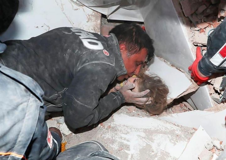 Σεισμός Σμύρνη : Συγκινεί ο διασώστης που φιλάει πάνω από τα συντρίμμια τη μικρή Αϊντά