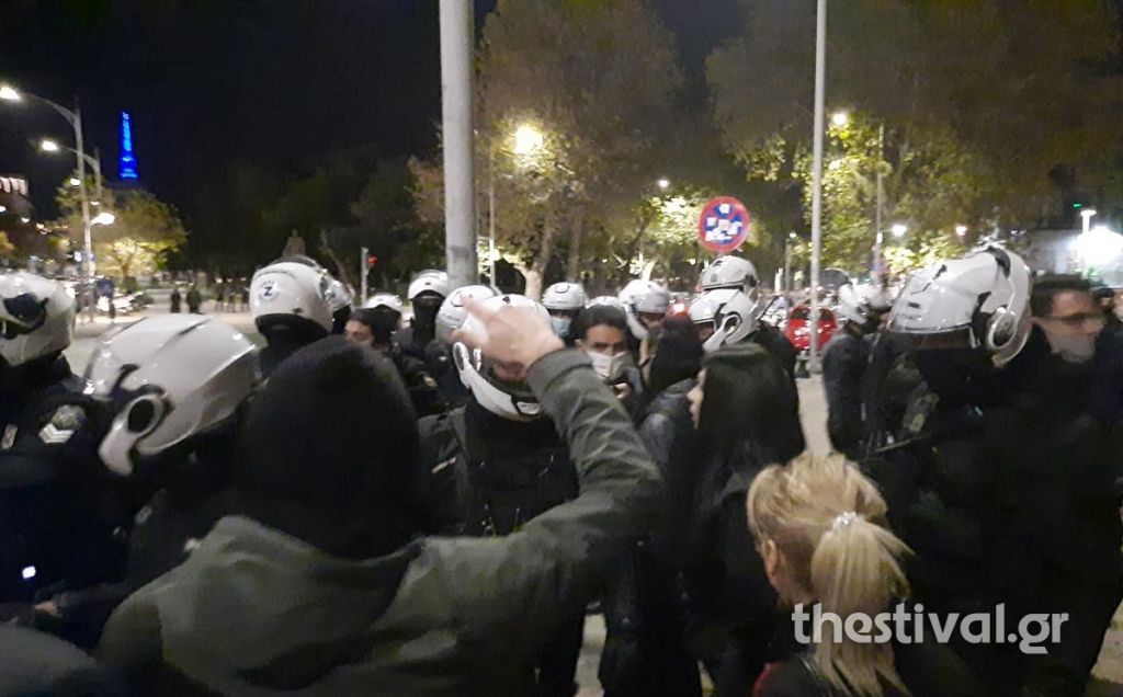 Κοροναϊός – Θεσσαλονίκη : Επεισόδια μεταξύ διαδηλωτών – αστυνομικών στη πορεία κατά του lockdown