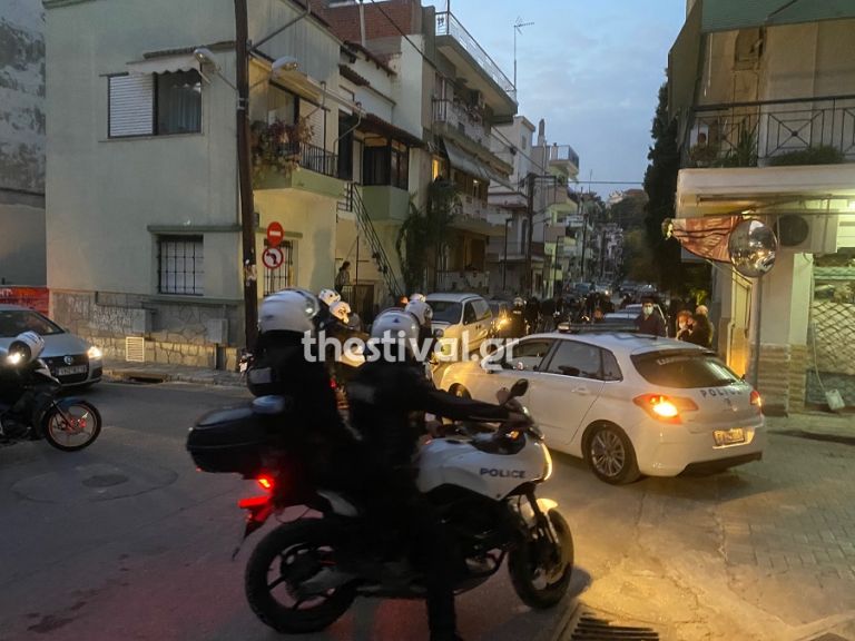 Θεσσαλονίκη: Επεισόδια με αστυνομικούς σε έλεγχο για συνωστισμό | tanea.gr