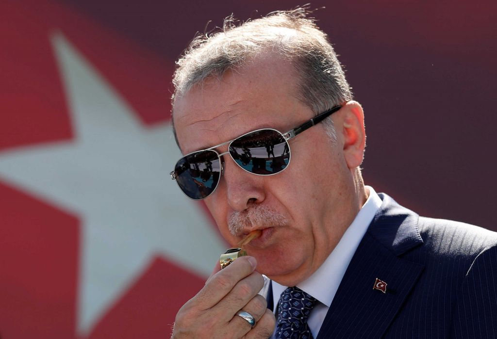Ρωγμές στην… πολιτική πανοπλία του Ερντογάν –  Οι «ανήσυχοι συντηρητικοί» και οι αλλαγές στην τουρκική κοινωνία