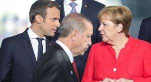 Τουρκία : Επιτίθεται σε Μακρόν και εκθειάζει Μέρκελ – «Το Αιγαίο δεν είναι ελληνική λίμνη»