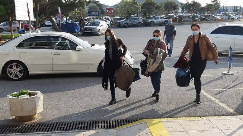 Θεσσαλονίκη: Υποδοχή με τριαντάφυλλα για τις εθελόντριες νοσηλεύτριες