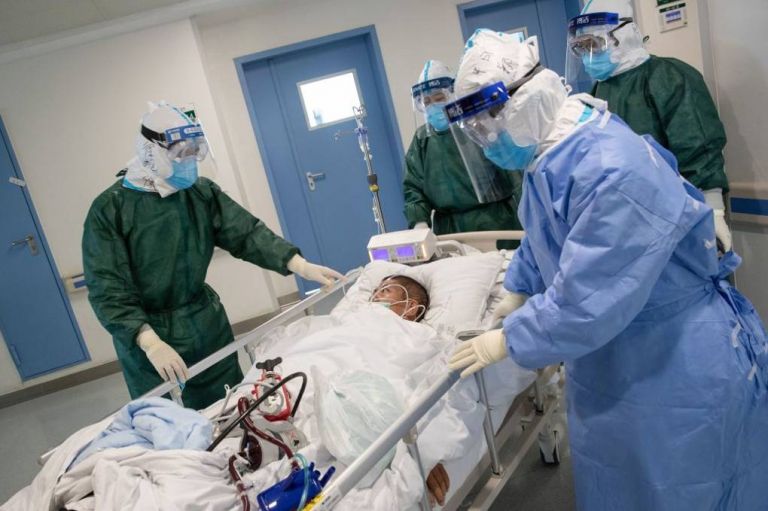 Κοροναϊός : 696 νεκροί μέσα σε μια εβδομάδα – Συνεχίζεται η μάχη στα νοσοκομεία της χώρας