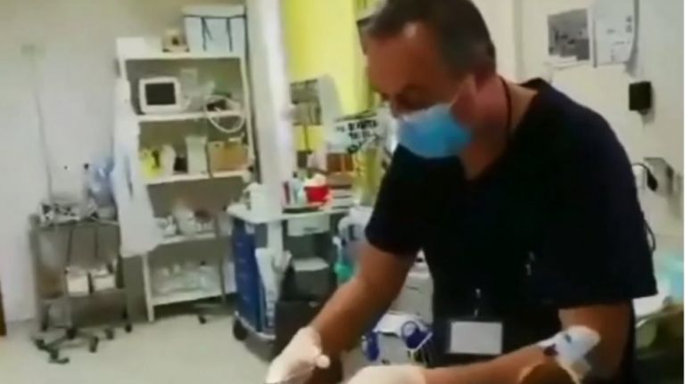 Ηράκλειο: Γιατρός με τον ορό στο χέρι προσφέρει τις υπηρεσίες του σε ασθενή | tanea.gr