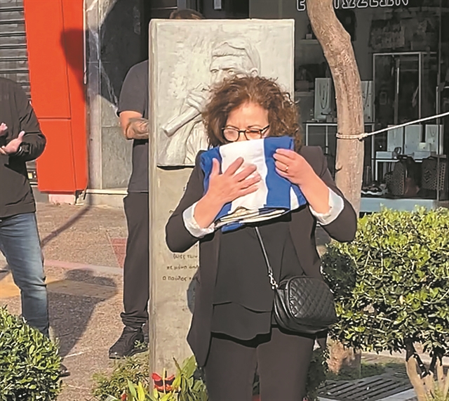 Ολοι τους και μόνος του