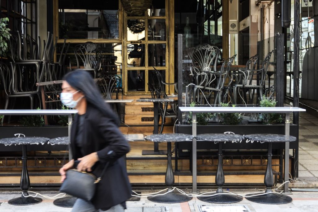 «Ομηρος» του κοροναϊού η χώρα – Δραματική αύξηση κρουσμάτων, θυμάτων και διασωληνωμένων