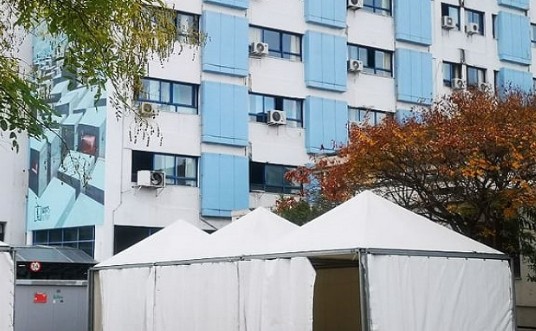 Κοροναϊός : Μετά το ΑΧΕΠΑ στήθηκαν σκηνές και στο Ιπποκράτειο για διενέργεια τεστ