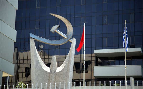 Ποιος γράφει «ΚΚΕ» στα… αγάλματα;