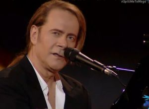 Σπίτι με το MEGA: Ο Στέφανος Κορκολής ερμηνεύει τις μεγαλύτερες επιτυχίες του