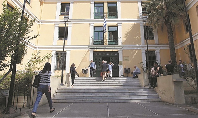 Εκτακτο επίδομα σε 90.000 επαγγελματίες έως το τέλος του έτους