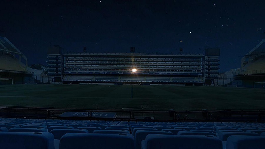 Μαραντόνα : Σκοτάδι σε όλο το «Μπομπονέρα» εκτός από την θέση του Ντιέγκο