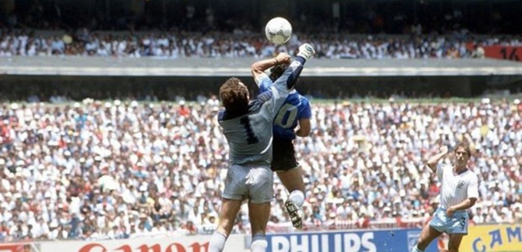 Οταν ο Μαραντόνα έβαλε γκολ με το… χέρι του Θεού και είπε: «Σκάσε παλιομ..α και απλά αγκάλιασε με»