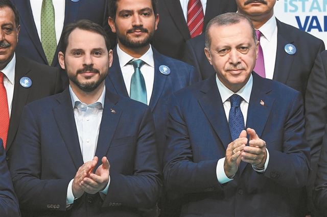 Στις συμπληγάδες λίρας και οικογένειας ο Ερντογάν