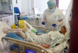 Κοροναϊός : Συγκλονίζει γιατρός στο Παπανικολάου – Μέσα σε 14 ώρες σχεδόν γέμισε η ΜΕΘ