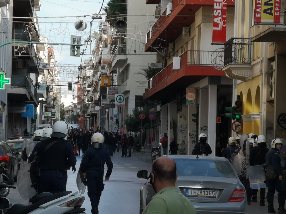 Πολυτεχνείο – Πάτρα : Έσπασαν την απαγόρευση – Συγκέντρωση από 200 άτομα