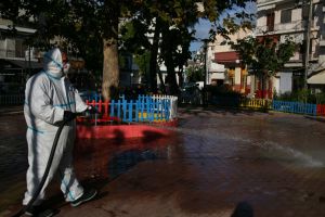 Δήμος Πειραιά : Καθαρισμός και απολύμανση κοινόχρηστων χώρων και στις πέντε Δημοτικές Κοινότητες