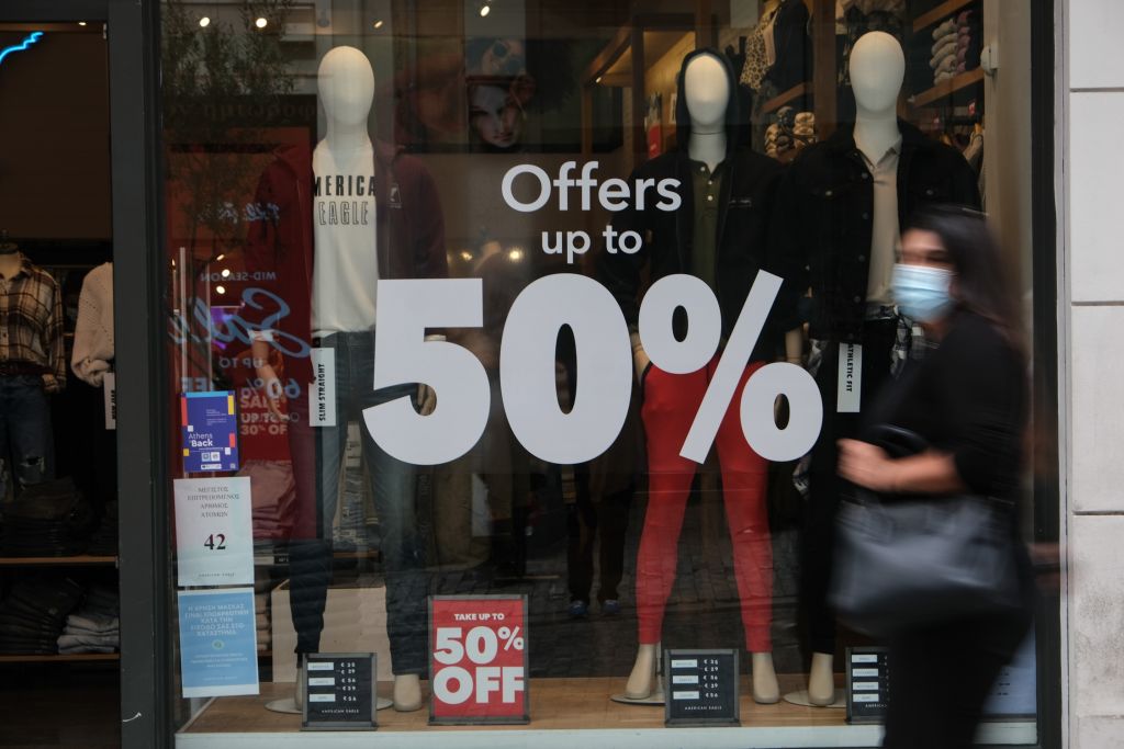 Ενδιάμεσες εκπτώσεις : Γιατί οι έμποροι ζητούν την κατάργησή τους