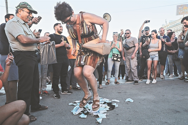 Φουντώνει η «πανδημία» της συνωμοσιολογίας