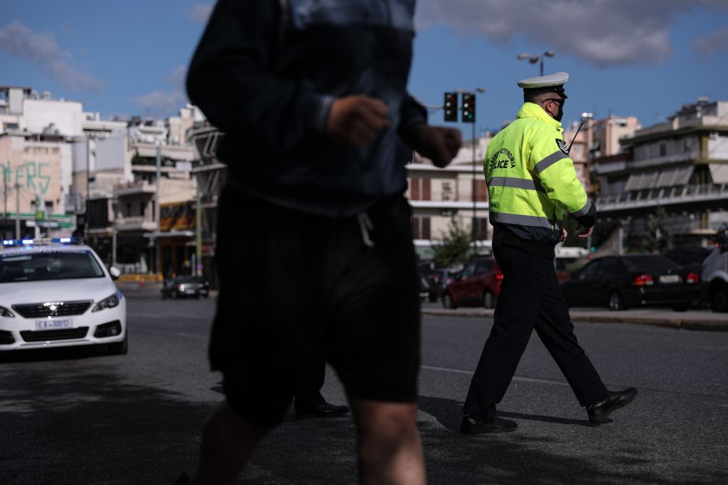 Πλατεία Συντάγματος : Πρόστιμα και προσαγωγές σε συγκέντρωση αρνητών