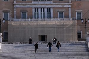 Ο κοροναϊός «τσακίζει» την Ελλάδα – Εκτός ελέγχου η κατάσταση, στα όριά τους τα νοσοκομεία
