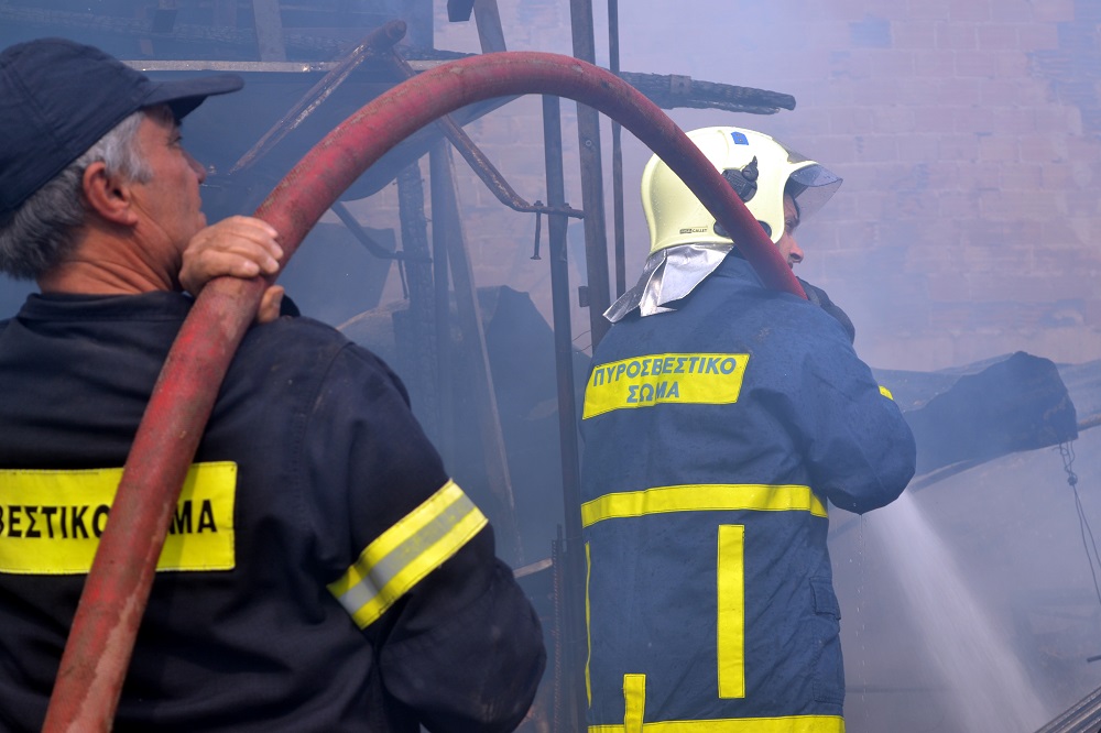 Φωτιά τώρα : Στις φλόγες διαμέρισμα στον Πειραία