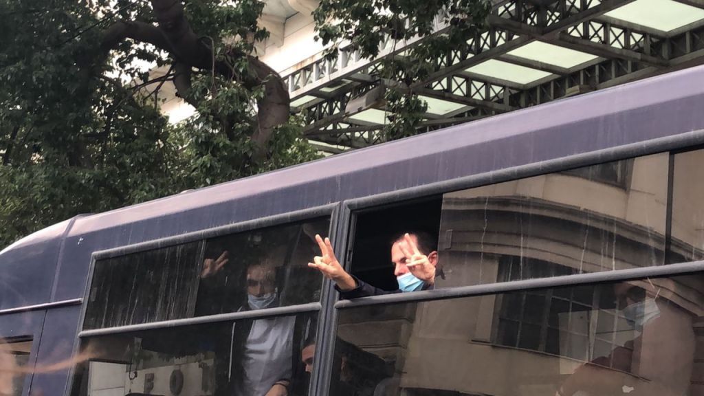 Συνθήματα κατά της βίας και της καταστολής αντέτειναν οι προσαχθέντες στα ΜΑΤ