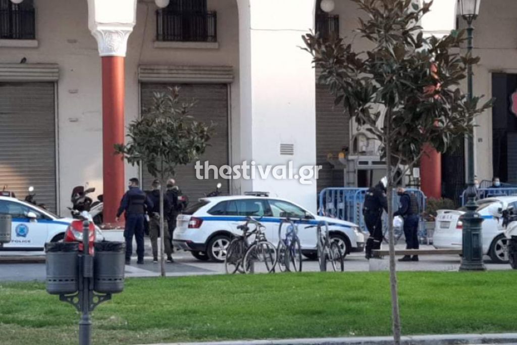 Καρέ καρέ η προσαγωγή Κυπρίων φοιτητών στην παραλία της Θεσσαλονίκης