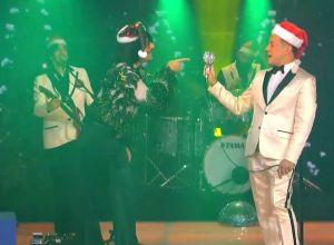 Tonis Sfinos και  Antonis Dominos μαζί στην σκηνή του «Σπίτι με το MEGA»